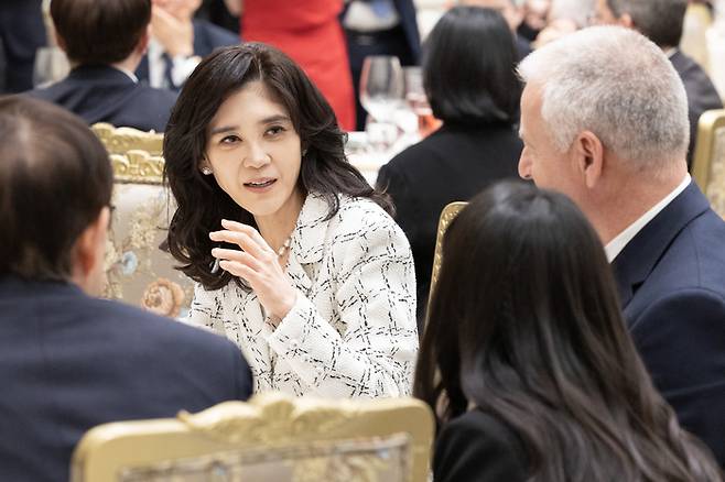 이부진 호텔신라 사장이 3일 청와대에서 열린 이재명 대통령 주최 에마뉘엘 마크롱 프랑스 대통령 국빈 방한 환영 오찬에서 참석자들과 대화하고 있다. 20260403 청와대사진기자단 김호영기자