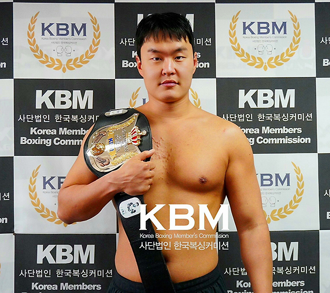 김태광이 2026년 3월 사단법인 한국복싱커미션 헤비급 타이틀 1차 방어전 계체 후 챔피언 벨트와 함께 촬영에 응하고 있다. 사진=KBM