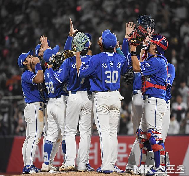 3일 수원 KT위즈파크에서 ‘2026 프로야구’ 삼성 라이온즈와 KT위즈의 경기가 열렸다. 이날 경기는 삼성이 2-1로 승리했다. 삼성 선수들이 기뻐하고 있다. 사진(수원)=천정환 기자