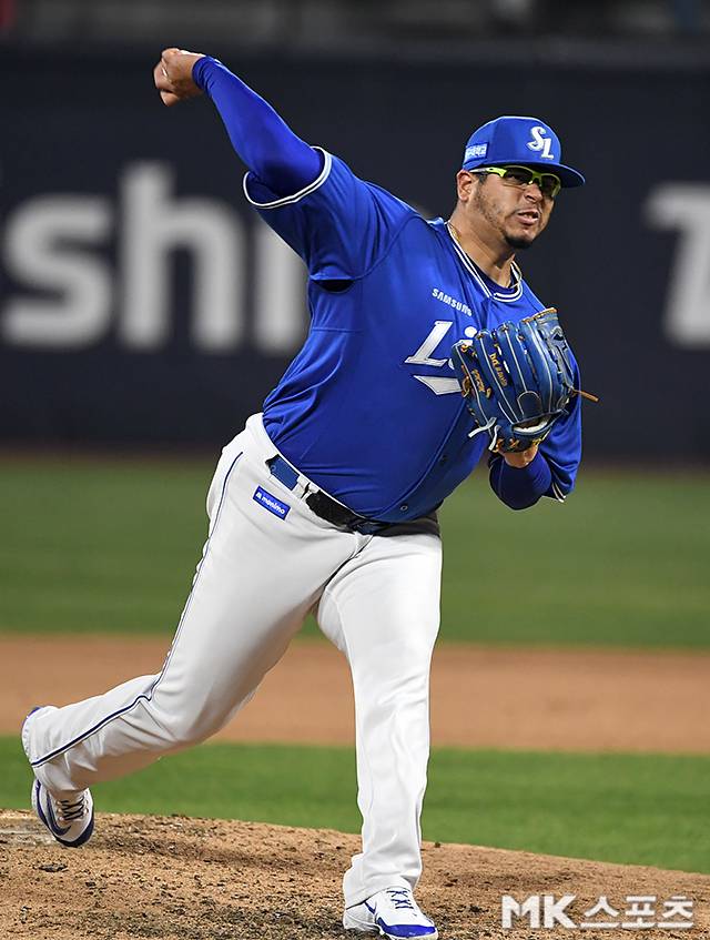 3일 수원 KT위즈파크에서 ‘2026 프로야구’ 삼성 라이온즈와 KT위즈의 경기가 열렸다. 이날 경기는 삼성이 2-1로 승리했다. 삼성 김재윤, 강민호가 기뻐하고 있다. 사진(수원)=천정환 기자