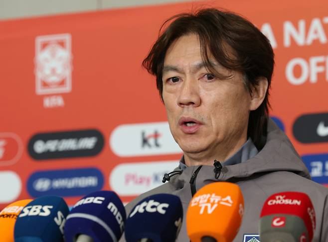 2026 북중미 월드컵 소집 전 마지막 평가전을 마치고 돌아온 축구대표팀 홍명보 감독이 2일 인천국제공항 제2터미널을 통해 귀국해 취재진의 질문에 답하고 있다. /사진=뉴스1