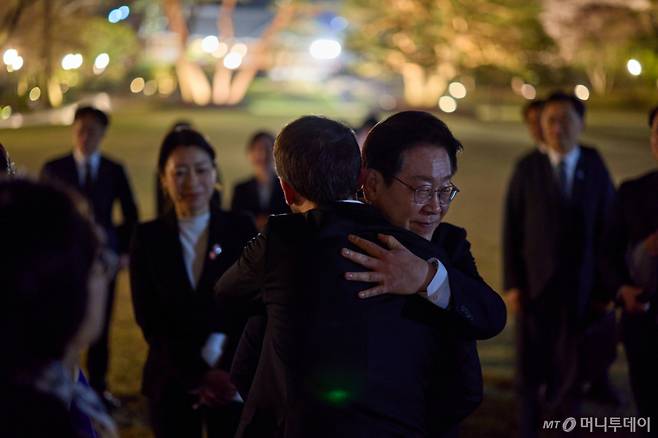 [서울=뉴시스] 이재명 대통령과 에마뉘엘 마크롱 프랑스 대통령이 2일 청와대 상춘재에서 열린 친교만찬에서 포옹을 하고 있다. (사진=청와대 제공) 2026.04.03. photo@newsis.com *재판매 및 DB 금지 /사진=