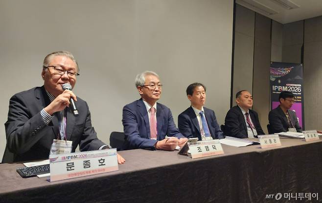 3일 대한췌장담도학회가 서울 광진구 그랜드워커힐에서 진행한 기자간담회에서 문종호(맨 왼쪽) 차기 이사장을 비롯한 임원진이 췌장암 조기진단이 어려운 구조적 문제를 비판하고 있다. /사진=정심교 기자