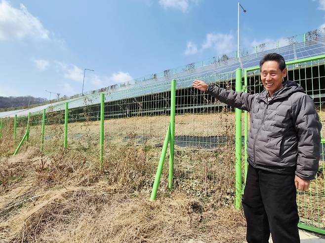 소동산마을 유석은 이장이 마을태양광 설립 과정을 설명하고 있다/사진=권다희 기자