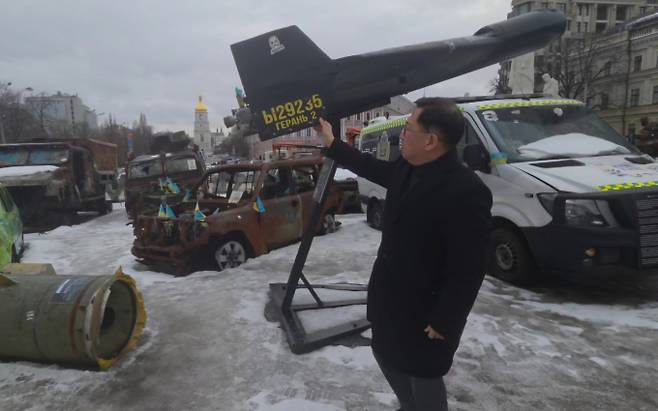 우크라이나 군이 포획한 샤헤드-136 드론을 살펴보는 유용원 의원. 러시아 군의 공격에 사용되는 드론이다./사진=유용원 의원실