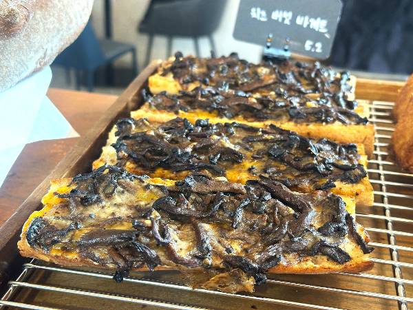 양씨네제빵소의 치즈버섯바게트. /사진=다이어리알