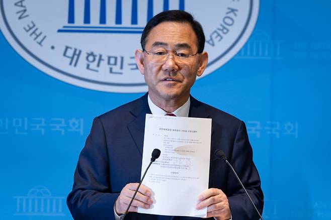 지난달 26일 서울 여의도 국회 소통관에서 당 공천관리위원회의 대구시장 경선 공천 배제(컷오프)와 관련해 기자회견 중 공천배제결정 효력정지 가처분신청서를 들어보이고 있는 주호영 국민의힘 의원(대구 수성구갑). /사진=뉴스1