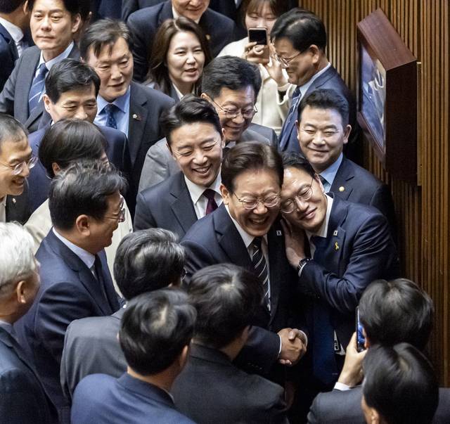 이재명 대통령이 2일 국회에서 2026 추가경정예산안 시정연설을 마친 뒤 더불어민주당 의원들과 인사하며 본회의장을 떠나고 있다.  국회사진기자단