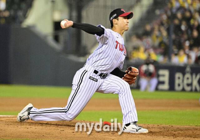 2026년 4월 1일 오후 서울 잠실구장에서 '2026 신한 SOL KBO리그' KIA 타이거즈와 LG 트윈스의 경기.LG 우강훈이 8회초 구원등판해 역투하고 있다./마이데일리