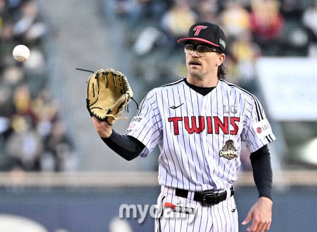 2일 오후 서울 잠실야구장에서 진행된 '2026 KBO리그' LG트윈스와 KIA타이거즈의 경기.LG 웰스가 선발등판 하고 있다.