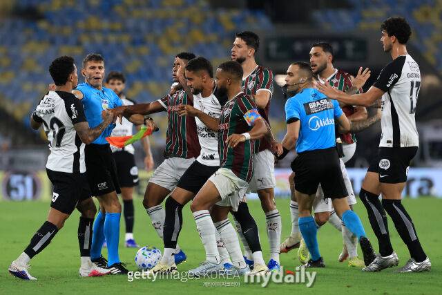 알랑(왼쪽)이 충돌했다./게티이미지코리아