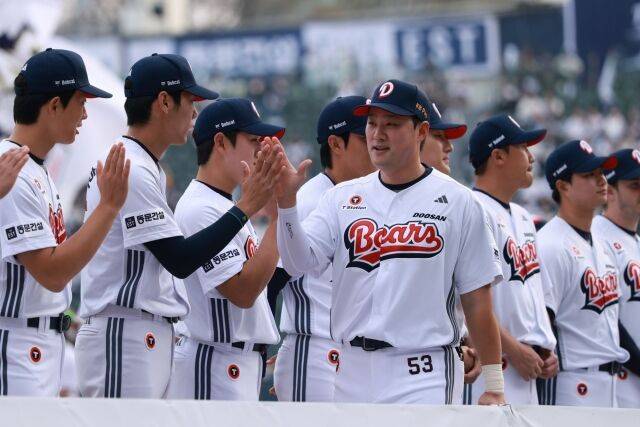 홈 개막전 행사에서 입장하며 동료들과 하이파이브하는 양석환./두산 베어스