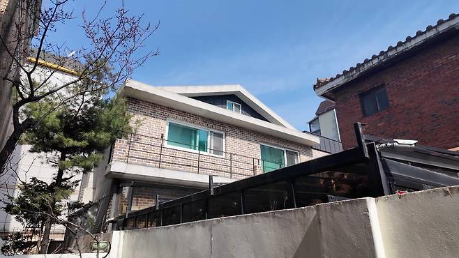 서울 마포구에 100평 규모의 2층짜리 단독주택이 경매에 나왔다. [김율 PD]