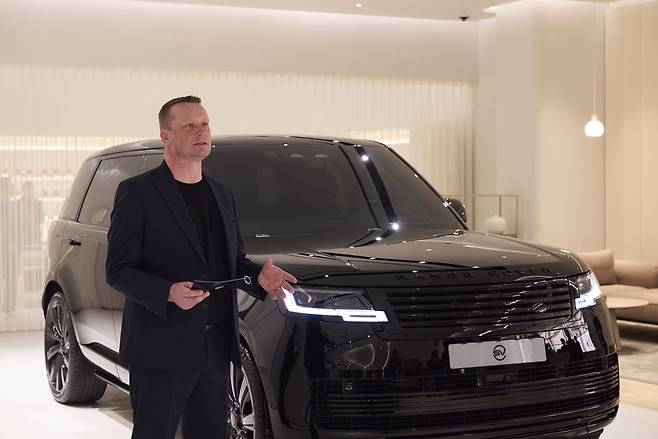 닐 메일링 JLR SVO SV 비스포크 글로벌 세일즈 책임자가 2일 서울 강남구 천일오토모빌 전시장에서 레인지로버 ‘SV 블랙’을 소개하고 있다. [레인지로버 제공]