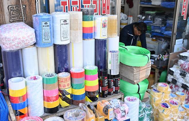 서울 도심 내 한 상점에 비닐봉지를 비롯한 제품들이 진열되어 있다. 미국·이스라엘과 이란 간 전쟁이 장기화 됨에 따라 비닐과 플라스틱 원료가 되는 나프타 등 석유화학 제품 가격이 급등하고 있다. 임세준 기자