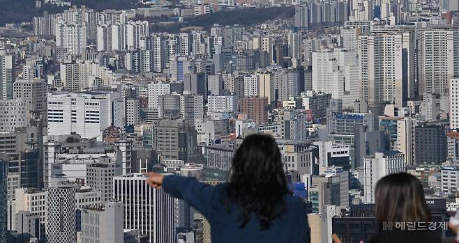 5월 9일 다주택자 양도소득세 중과유예 종료를 앞두고 서울아파트 매물 건수가 지난 2025년 9월 말 이후 최대치를 나타내고 있다. 아실에 따르면 서울아파트 매물 건수는 7만 7011건으로 이재명 대통령이 다주택자 양도세 중과 유예 종료 방침을 확인한 1월23일(5만6219건) 2만건 가까이 증가한 것으로 나타났다. 사진은 13일 오후 서울 남산타워에서 바라본 도심의 모습. 임세준 기자