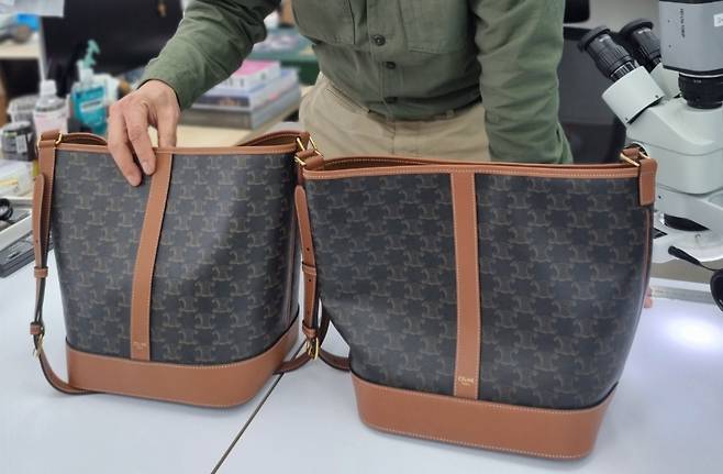 최근 번개장터 제1검수센터에서 만난 김재군 검수센터 본부장이 셀린느 가방을 보여주고 있다. 육안으로는 구분이 어렵지만, XRF 비파괴 성분 분석 결과 왼쪽이 가품으로 판정됐다. [번개장터 제공]