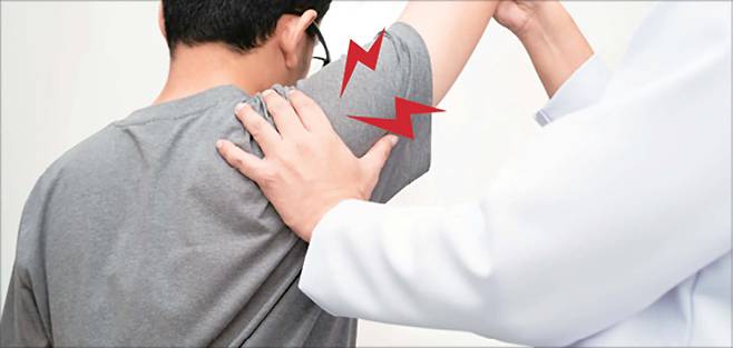 오십견은 어깨 관절을 둘러싼 관절낭에 염증과 섬유화, 유착이 발생하면서 관절이 점차 굳어가는 증상이 특징이다. 어깨 통증이 발생하고, 관절 운동 범위가 서서히 제한되면서 팔을 들거나 돌리는 동작이 어려워진다. 국내외 연구에 따르면 동결견은 일반 인구의 약 2~5%에서 발생하는 것으로 알려져 있으며, 특히 40~60대 중장년층에서 흔하게 나타난다.  [헤럴드 DB]