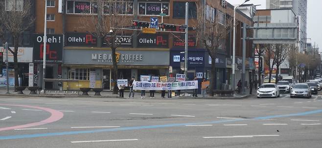 ‘도시를 사랑하는 마음, 불법 현수막 없는 깨끗한 깨끗한 거리에서 시작됩니다.’ 춘천의 모범적인 현수막 없애기 노력.