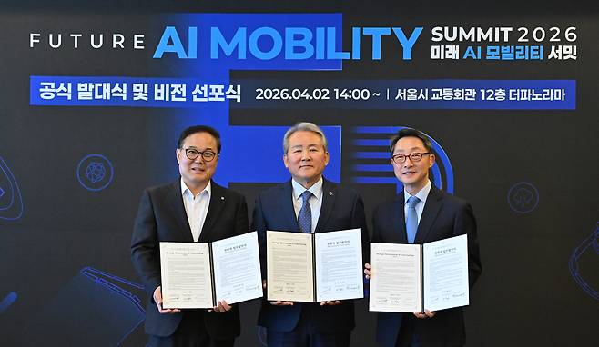 박호선(가운데) INKE 글로벌 회장과 이석구(맨오른쪽) KFMSA 회장이 MOU를 맺으며 포즈를 취하고 있다. 임세준 기자