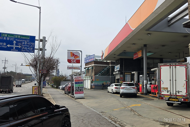 1일 오전 10시께 경기 구리시 두바이주유소 앞으로 주유를 기다리는 차들이 줄지어 서있다. 이영기 기자.