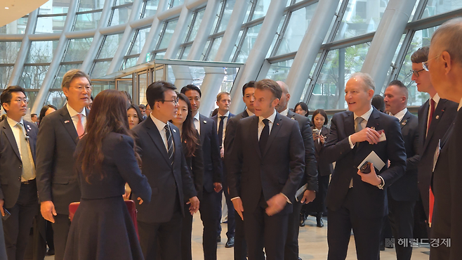 김민석 국무총리와 에마뉘엘 마크롱 프랑스 대통령이 3일 ‘제3차 한-프랑스 경제계 미래대화’에 참석하고 있다. [공동취재단]