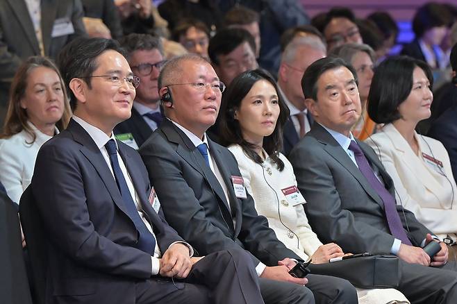 이재용 삼성전자 회장(왼쪽 첫번째)과 정의선 현대차 회장(왼쪽 두번째)을 비롯한 기업인들이 3일 FKI타워 컨퍼런스센터에서 열린 ‘제3차 한-프랑스 경제계 미래대화’에 참석해 에마뉘엘 마크롱 프랑스 대통령의 기조강연을 경청하고 있다. [한경협 제공]