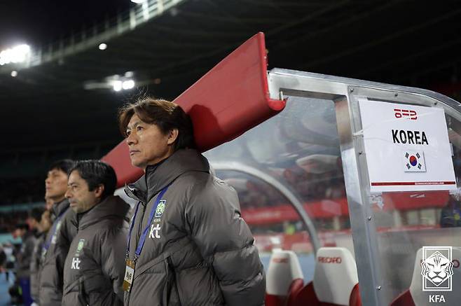 [서울=뉴시스] 31일(현지 시간) 오스트리아 빈 에른스트 하펠 스타디움에서 열린 한국 축구 국가대표팀과 오스트리아의 평가전에서 홍명보 감독이 경기를 지켜보고 있다. 한국은 이날 경기에서 0-1로 패했다. (사진=대한축구협회 제공) 2026.04.01. photo@newsis.com *재판매 및 DB 금지