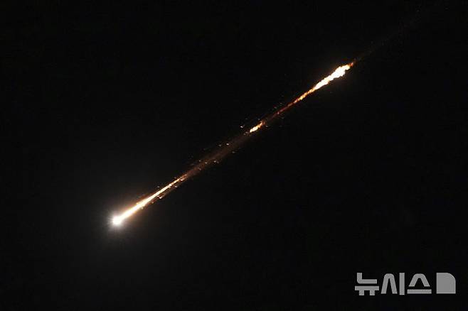 [예루살렘=AP/뉴시스]미국·이스라엘의 이란 공습으로 시작된 전쟁이 한 달을 넘긴 가운데, 미국 정보당국은 이란이 미사일 발사대와 드론 전력을 50% 수준으로 유지 중이라고 평가하는 것으로 알려졌다. 도널드 트럼프 대통령의 '사실상 궤멸' 주장과는 거리가 있는 판단이다. 사진은 지난해 6월17일(현지 시간) 이란이 발사한 미사일이 이스라엘 예루살렘 상공에서 포착된 모습. 2026.04.03.