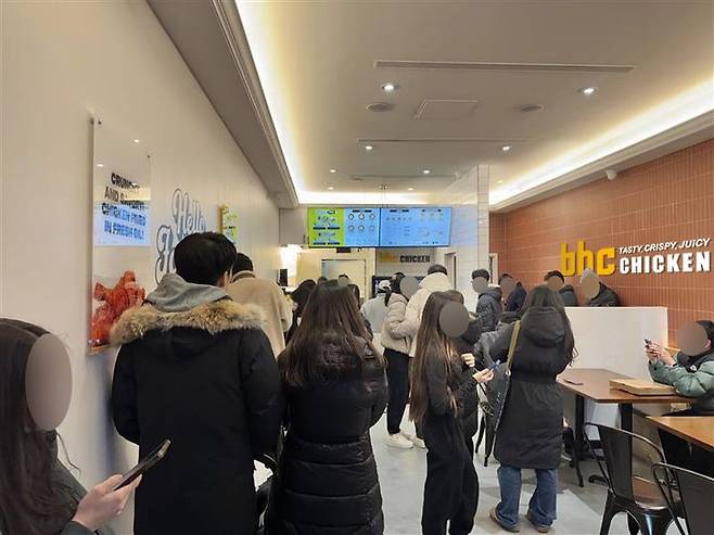 [서울=뉴시스] bhc, 미국 6호점 '뉴저지 포트리점' 매장 전경(사진=다이닝브랜즈그룹) *재판매 및 DB 금지