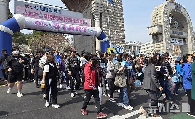 [의정부=뉴시스] 송주현 기자 = 3일 오후 경기 의정부시 경민대학교와 반환 미군기지 캠프 레드클라우드(CRC) 일대에서 열린  '2026 의정부 워킹 페스타 보go! 걷go! 즐기go!' 행사 참석자들이 CRC를 향해 걷고 있다. 2026.04.03 atia@newsis.com