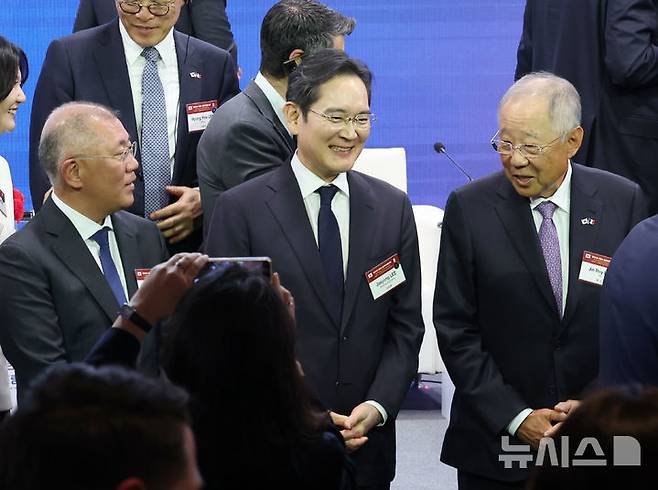 [서울=뉴시스] 청사사진기자단 = 정의선(왼쪽부터) 현대자동차그룹 회장과 이재용 삼성전자 회장이 3일 서울 여의도 FKI 컨퍼런스센터에서 열린 한-프랑스 경제계 미래대화 폐회식에서 기념촬영을 하기 위해 자리하고 있다. 2026.04.03. photo@newsis.com