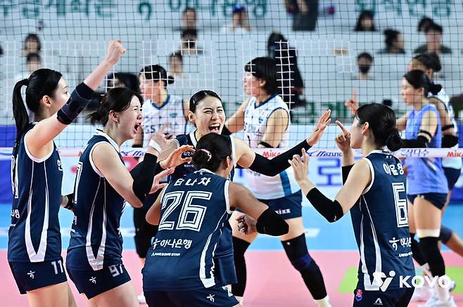[서울=뉴시스] 여자 프로배구 한국도로공사 선수들이 3일 김천실내체육관에서 열린 진에어 2025~2026 V-리그 여자부 챔피언결정전(5전3선승제) 2차전에서 GS칼텍스를 상대로 점수를 낸 뒤 환호하고 있다. (사진=KOVO 제공) 2026.04.03.