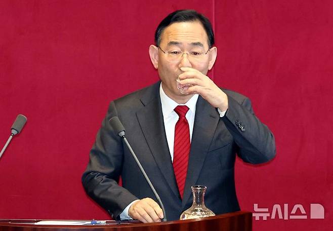 [서울=뉴시스] 조성봉 기자= 주호영 국민의힘 의원이 3일 오후 서울 여의도 국회 본회의장에서 열린 제434회국회(임시회) 제1차 본회의 정치·외교·통일·안보에 관한 질문에서 질의를 하기 전 물을 마시고 있다.2026.04.03. suncho21@newsis.com
