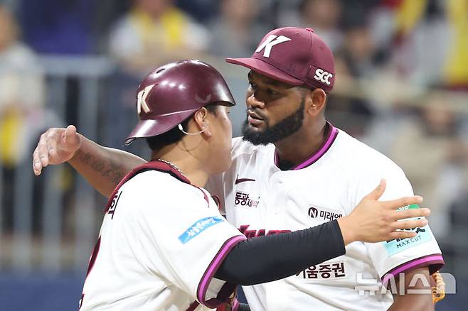 [서울=뉴시스] 권창회 기자 = 3일 오후 서울 구로구 고척스카이돔에서 열린 2026 KBO리그 LG 트윈스와 키움 히어로즈의 경기, 7회 1사 후 키움 선발 알칸타라가 마운드를 내려가고 있다. 2026.04.03. kch0523@newsis.com