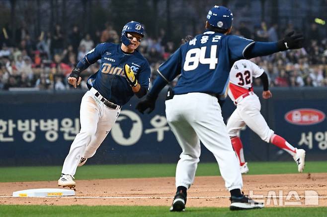 [광주=뉴시스] 이영주 기자 = 3일 오후 광주 북구 광주-기아챔피언스필드에서 열린 2026 신한 SOL KBO리그 NC다이노스 대 KIA타이거즈의 경기. 1회 초 NC 김주원이 박민우의 좌익수 왼쪽 2루타에 3루를 돌고 있다. 2026.04.03. leeyj2578@newsis.com