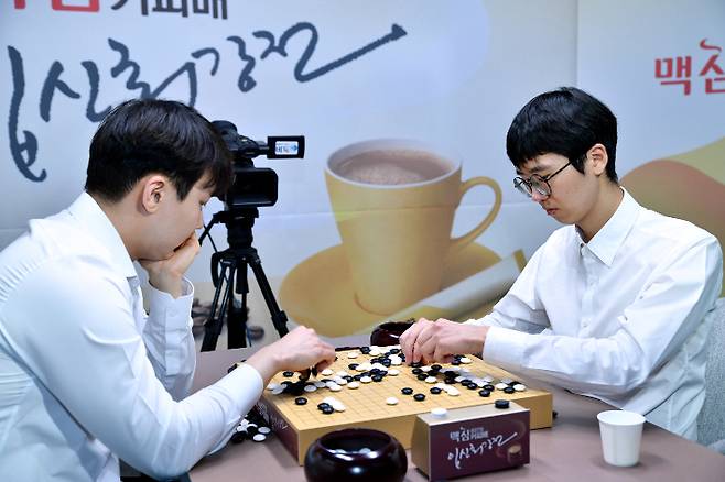 박정환 9단 vs 변상일 9단(사진 오른쪽). 사진은 대국 후 복기 장면. 한국기원 제공