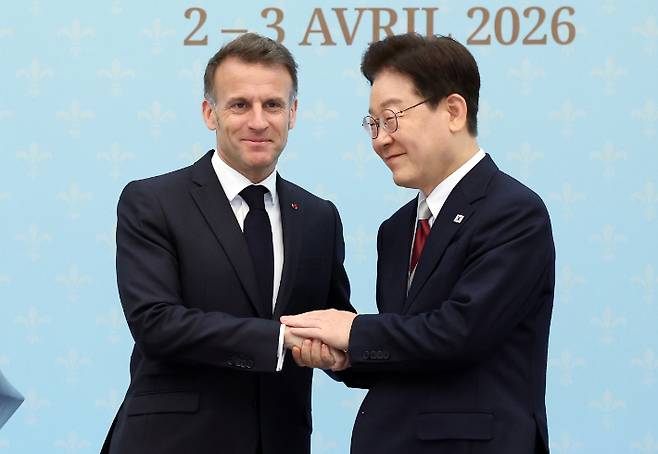 이재명 대통령과 에마뉘엘 마크롱 프랑스 대통령이 3일 청와대에서 공동언론발표 후 악수하고 있다. 연합뉴스