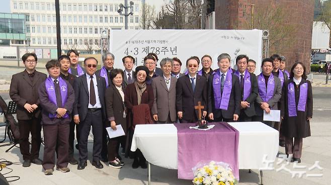 제주4.3범국민위원회 현민종 이사는 "제주 4.3이라는 국가폭력의 진실을 밝혀온 과정은 결코 순탄하지 않았다"며 "수많은 이름 없는 이들의 증언과 투쟁으로 여기까지 올 수 있었다"고 강조했다. 이어 "해마다 거르지 않고 한국교회가 보내주는 연대의 마음이 유족들에 큰 위로와 힘이 되었다"고 감사 인사를 전했다. 오요셉 기자