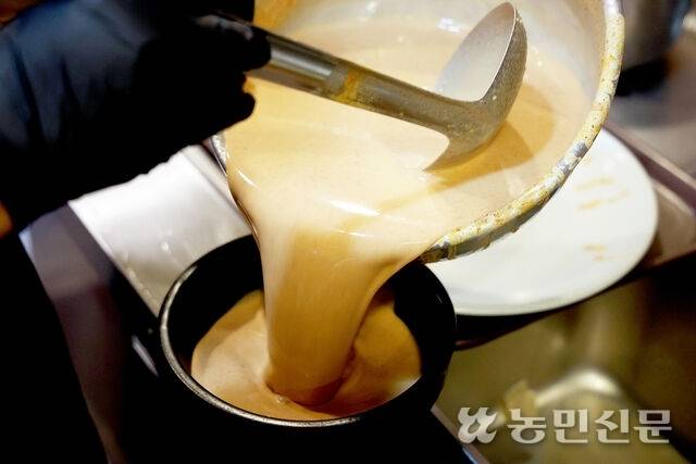동래파전의 촉촉한 맛을 더해줄 반죽인 맛국물을 준비한다. 부산=김도웅 프리랜서 기자