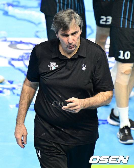 [OSEN=인천, 지형준 기자] 챔피언결정전에 앞서 외국인선수를 교체한 대한항공이 챔피언결정전 1차전에서 정규리그 1위의 품격을 과시했다.&nbsp;대한항공 점보스는 2일 인천 계양체육관에서 열린 진에어 2025-2026 V리그 남자부 챔피언결정전(5전 3선승제) 현대캐피탈 스카이워커스와의 1차전에서 세트 스코어 3-2(25-19, 19-25, 23-25, 25-20, 15-11)로 승리했다.&nbsp;정규리그 1위 대한항공은 우리카드와 플레이오프(2승)를 거쳐 올라온 2위 현대캐피탈에 기선을 제압하며 우승확률 75%(20번 중 15번)를 거머쥐었다.&nbsp;경기를 마치고 현대캐피탈 필립 블랑 감독이 패배를 아쉬워하고 있다. 2026.04.02&nbsp;/ jpnews@osen.co.kr