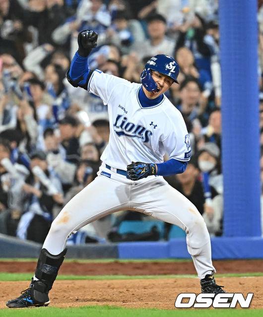 [OSEN=대구, 이석우 기자] 2일 대구삼성라이온즈파크에서 2026 신한 SOL KBO 리그 삼성 라이온즈와 두산 베어스의 경기가 열렸다. 홈팀 삼성은 이승현이, 방문팀 두산은 최민석이 선발 출전했다. 삼성 라이온즈 구자욱이 8회말 무사 2루 우익수 앞 1타점 안타를 치고 세리머니를 하고 있다. 2026.04.02 / foto0307@osen.co.kr