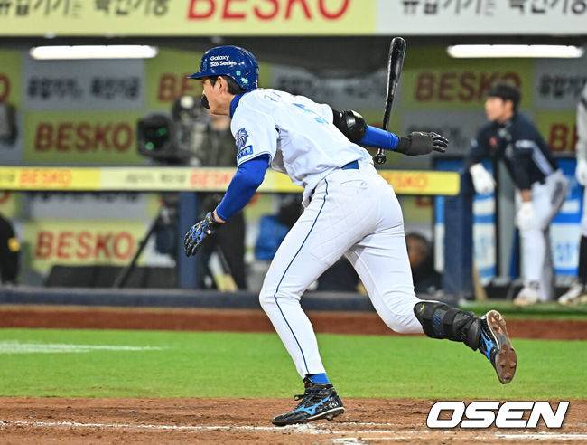 [OSEN=대구, 이석우 기자] 2일 대구삼성라이온즈파크에서 2026 신한 SOL KBO 리그 삼성 라이온즈와 두산 베어스의 경기가 열렸다. 홈팀 삼성은 이승현이, 방문팀 두산은 최민석이 선발 출전했다. 삼성 라이온즈 구자욱이 8회말 무사 2루 우익수 앞 1타점 안타를 치고 있다. 2026.04.02 / foto0307@osen.co.kr