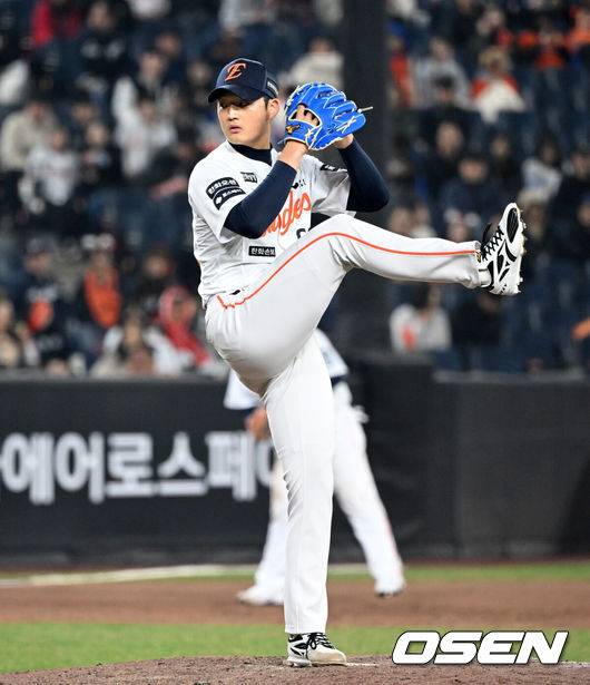 [OSEN=대전, 이대선 기자] 2일 대전 한화생명볼파크에서 2026 신한 SOL KBO리그 한화 이글스와 KT 위즈의 경기가 열렸다.이날 한화는 문동주, KT는 오원석을 선발로 내세웠다.9회초 무사에서 한화 강건우가 역투하고 있다. 2026.04.02 /sunday@osen.co.kr