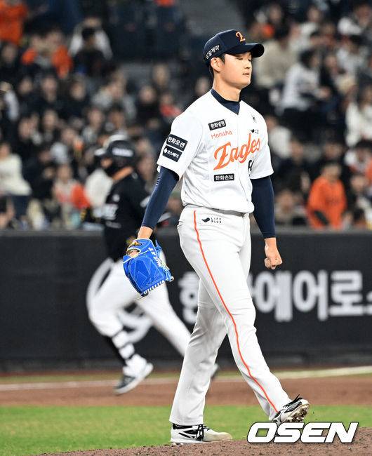 [OSEN=대전, 이대선 기자] 2일 대전 한화생명볼파크에서 2026 신한 SOL KBO리그 한화 이글스와 KT 위즈의 경기가 열렸다.이날 한화는 문동주, KT는 오원석을 선발로 내세웠다.7회초 2사 1루에서 한화 강건우가 KT 장성우에게 좌중월 홈럼을 허용하고 아쉬워하고 있다. 2026.04.02 /sunday@osen.co.kr