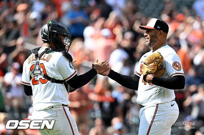 [사진] 볼티모어 알버트 수아레즈(오른쪽)가 ABS 끝내기 삼진으로 세이브를 거둔 뒤 포수 사무엘 바사요와 기뻐하고 있다.  ⓒGettyimages(무단전재 및 재배포 금지)
