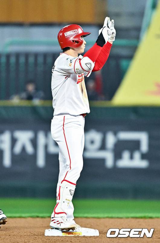 [OSEN=인천, 박준형 기자] 2일 오후 인천 SSG랜더스필드에서 2026 신한 SOL KBO리그&nbsp;SSG 랜더스와 키움 히어로즈의 경기가 진행됐다.이날 SSG는 최민준을, 키움은 정현우를 선발투수로 내세웠다. 3회말 무사 2루 SSG 박성한이 1타점 적시 2루타를 날리고 세리머니를 하고 있다.    2026.04.02 / soul1014@osen.co.kr