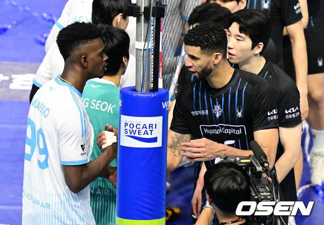 [OSEN=인천, 지형준 기자] 챔피언결정전에 앞서 외국인선수를 교체한 대한항공이 챔피언결정전 1차전에서 정규리그 1위의 품격을 과시했다.&nbsp;대한항공 점보스는 2일 인천 계양체육관에서 열린 진에어 2025-2026 V리그 남자부 챔피언결정전(5전 3선승제) 현대캐피탈 스카이워커스와의 1차전에서 세트 스코어 3-2(25-19, 19-25, 23-25, 25-20, 15-11)로 승리했다.&nbsp;정규리그 1위 대한항공은 우리카드와 플레이오프(2승)를 거쳐 올라온 2위 현대캐피탈에 기선을 제압하며 우승확률 75%(20번 중 15번)를 거머쥐었다.&nbsp;경기를 마치고 대한항공 마쏘와 현대캐피탈 레오가 인사를 나누고 있다. 2026.04.02&nbsp;/ jpnews@osen.co.kr