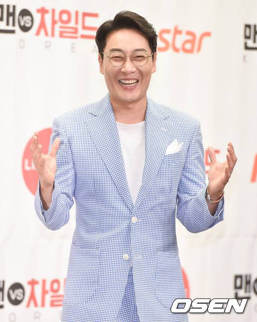 [OSEN=박준형 기자] 4일 서울 상암 스탠포드호텔에서 라이프타임 '맨vs차일드 코리아'(맨 버서스 차일드 코리아, 이하 맨차코)‘ 제작발표회가 진행됐다.‘맨vs차일드 코리아는 2015년 첫 선을 보이며 미국에서 뜨거운 인기를 끌었던 ‘맨vs차일드’의 한국판. 전문 셰프들과 차일드(Child) 셰프들의 대결을 그린 신개념 요리 프로그램이다. 이휘재가 포즈를 취하고 있다. /  soul1014@osen.co.kr