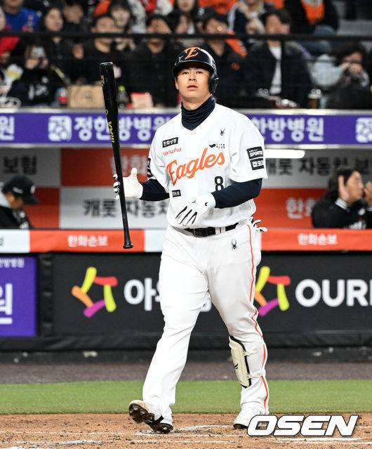 [OSEN=대전, 이대선 기자] 2일 대전 한화생명볼파크에서 2026 신한 SOL KBO리그 한화 이글스와 KT 위즈의 경기가 열렸다.이날 한화는 문동주, KT는 오원석을 선발로 내세웠다.2회말 무사에서 한화 노시환이 삼진으로 물러나고 있다. 2026.04.02 /sunday@osen.co.kr